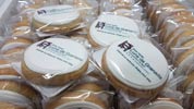 4,3cm - Galleta personalizada de 4cm Cuadradas Onduladas con Fondant e impresion personalizada de 3cm.